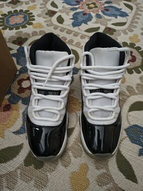 Jordan Men's White and Black Low-Top Athletic Sneakers